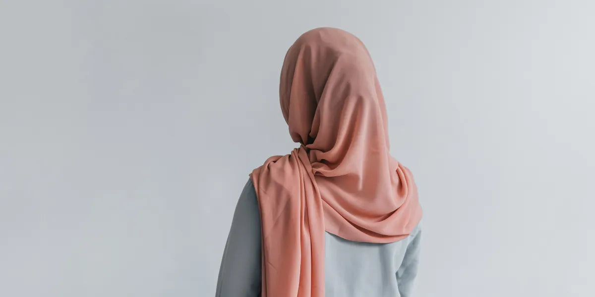 Haaruitval door het dragen van een hoofddoek: Oorzaken, preventie en oplossingen